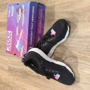 ❤️👟NIB Skechers Max Cushioning Women's Black and White Sneakers size 8.5❤️👟